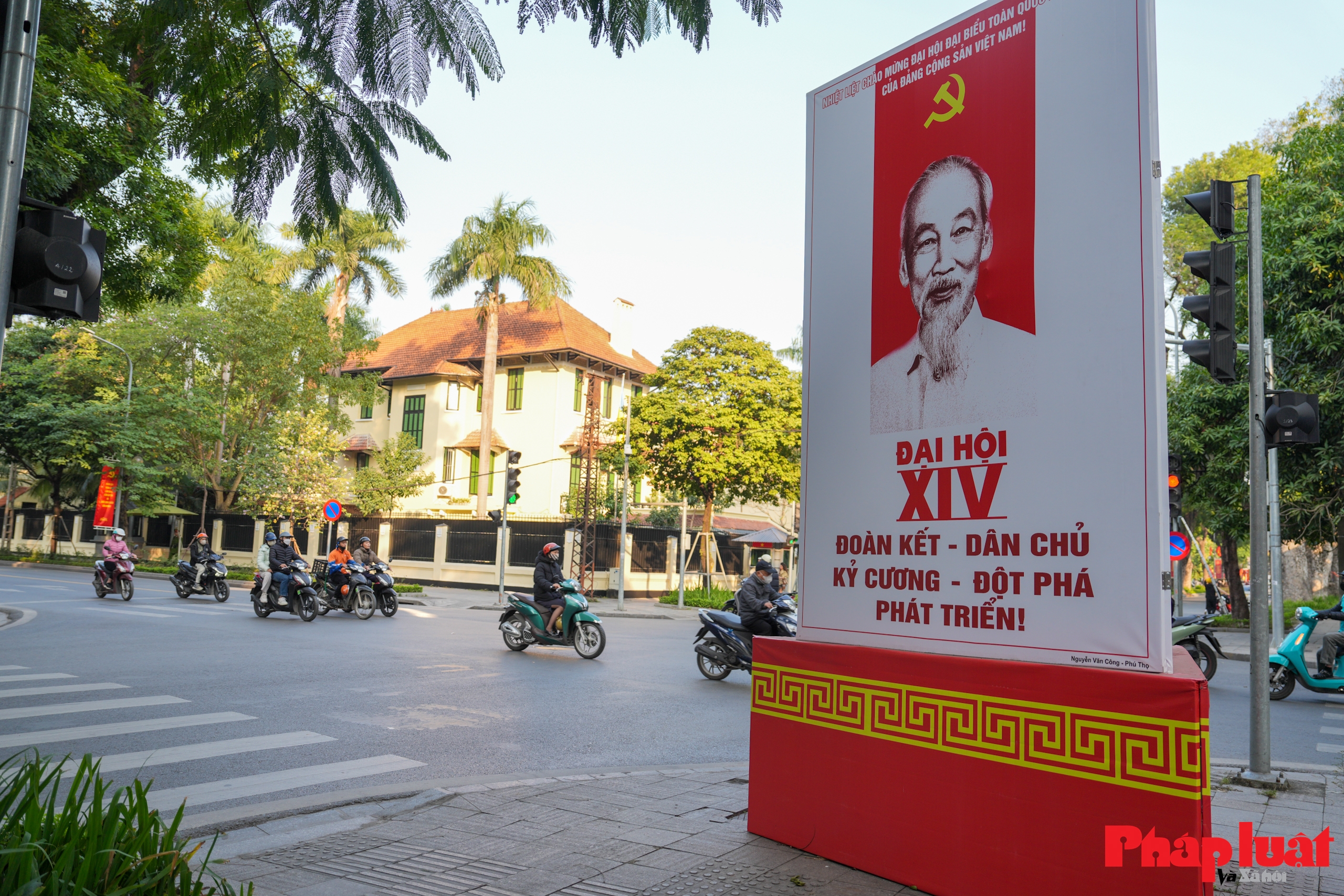 Thủ đô Hà Nội rực rỡ cờ hoa chào mừng Đại hội Đảng toàn quốc lần thứ XIV