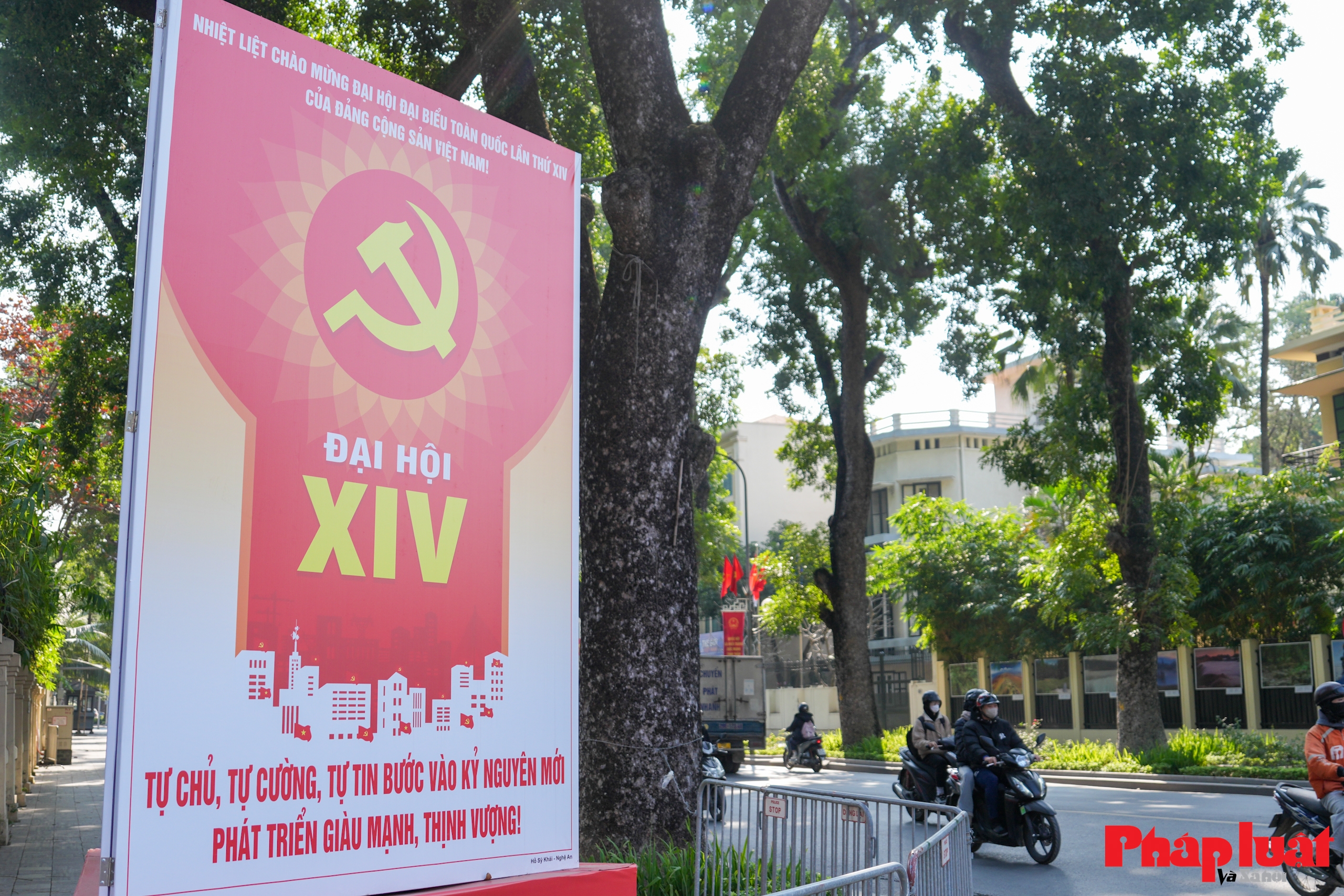 Thủ đô Hà Nội rực rỡ cờ hoa chào mừng Đại hội Đảng toàn quốc lần thứ XIV