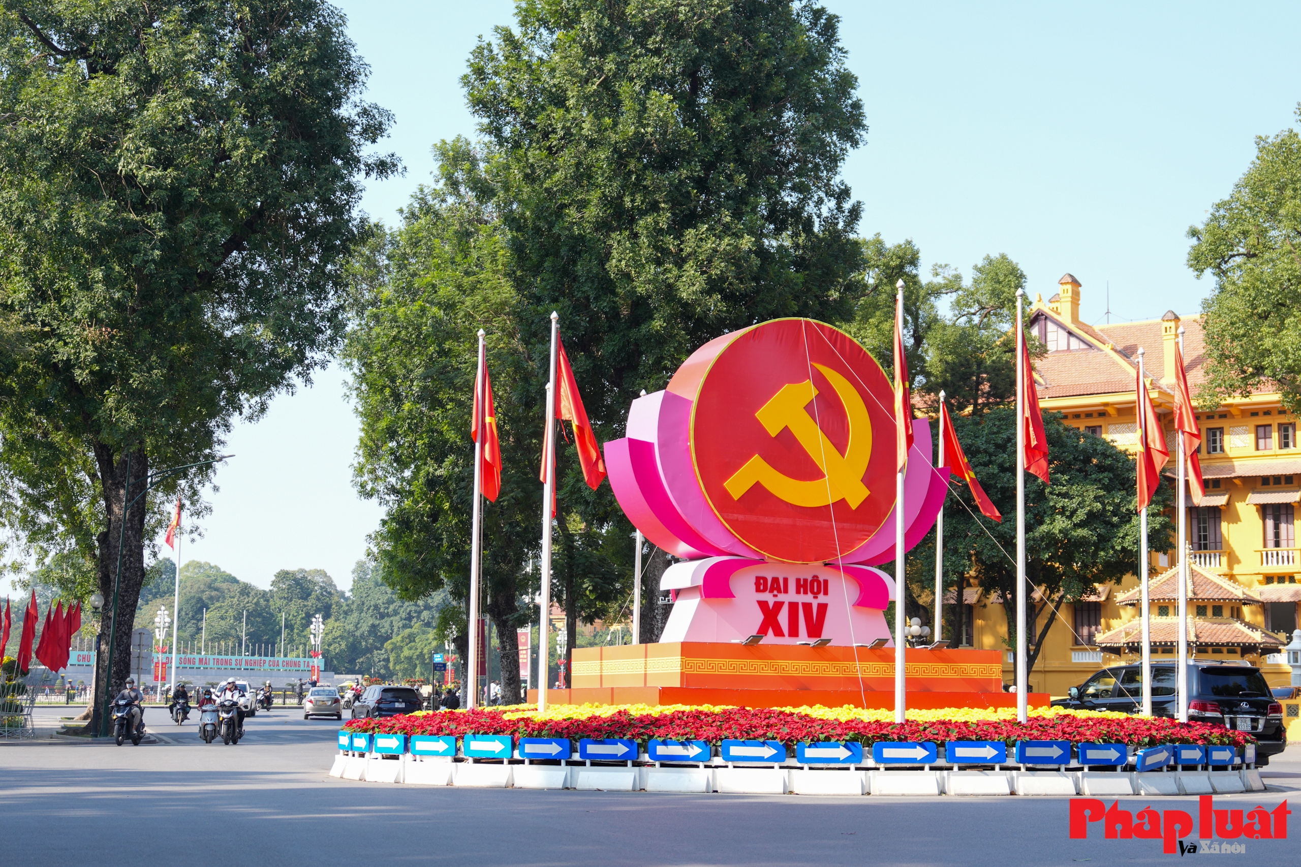 Thủ đô Hà Nội rực rỡ cờ hoa chào mừng Đại hội Đảng toàn quốc lần thứ XIV