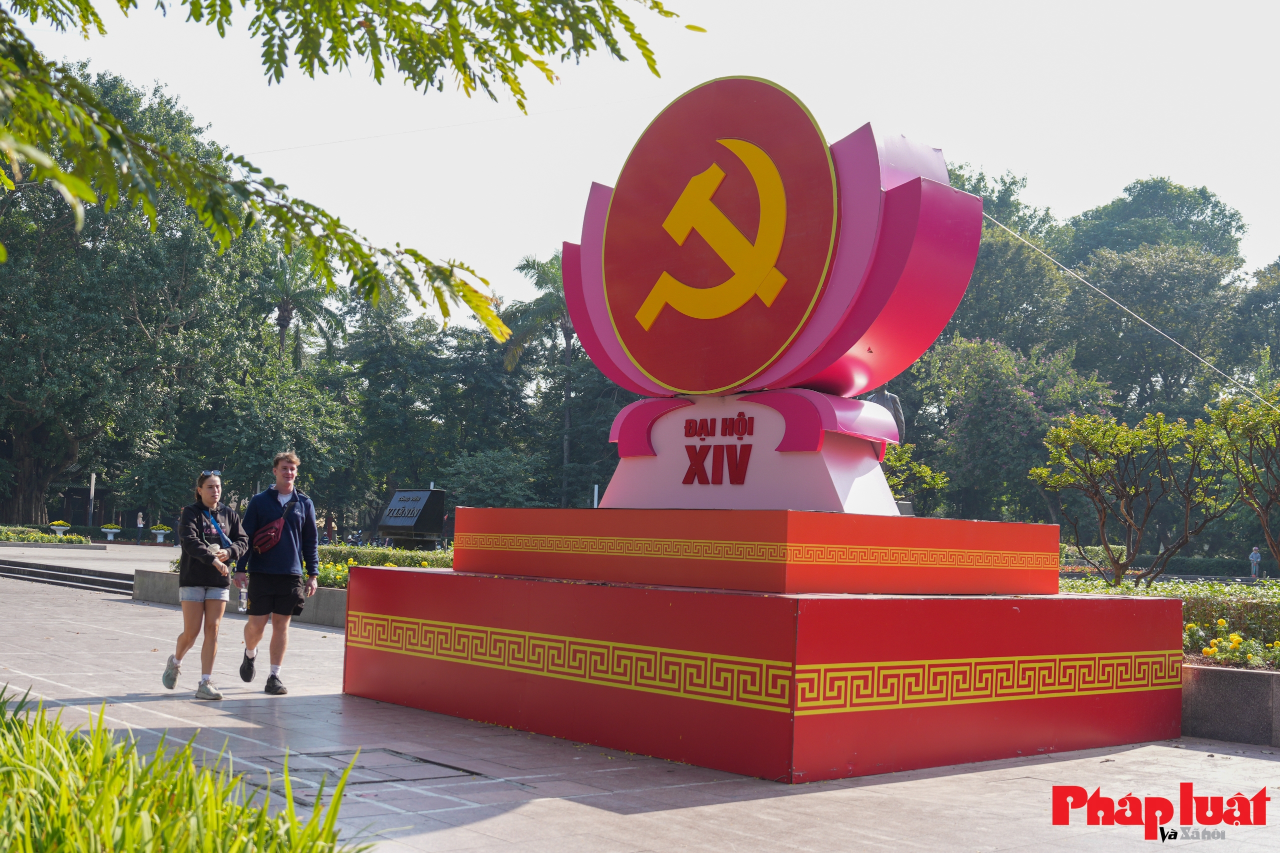 Thủ đô Hà Nội rực rỡ cờ hoa chào mừng Đại hội Đảng toàn quốc lần thứ XIV