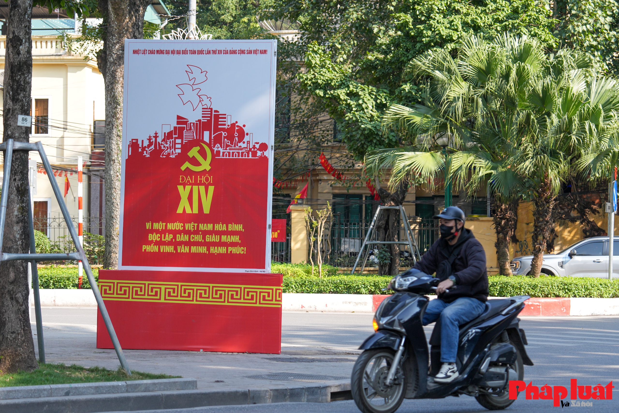 Thủ đô Hà Nội rực rỡ cờ hoa chào mừng Đại hội Đảng toàn quốc lần thứ XIV