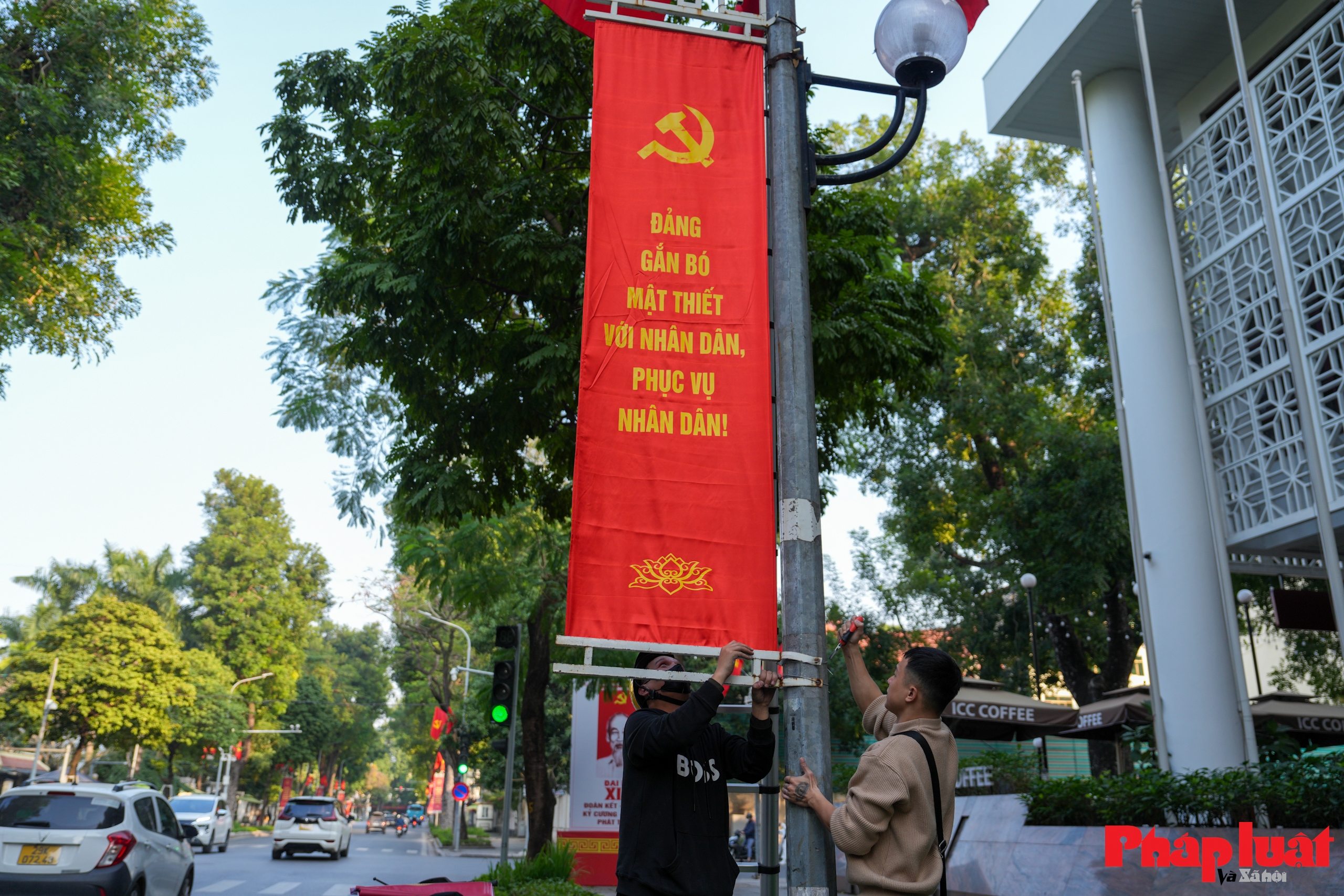 Thủ đô Hà Nội rực rỡ cờ hoa chào mừng Đại hội Đảng toàn quốc lần thứ XIV