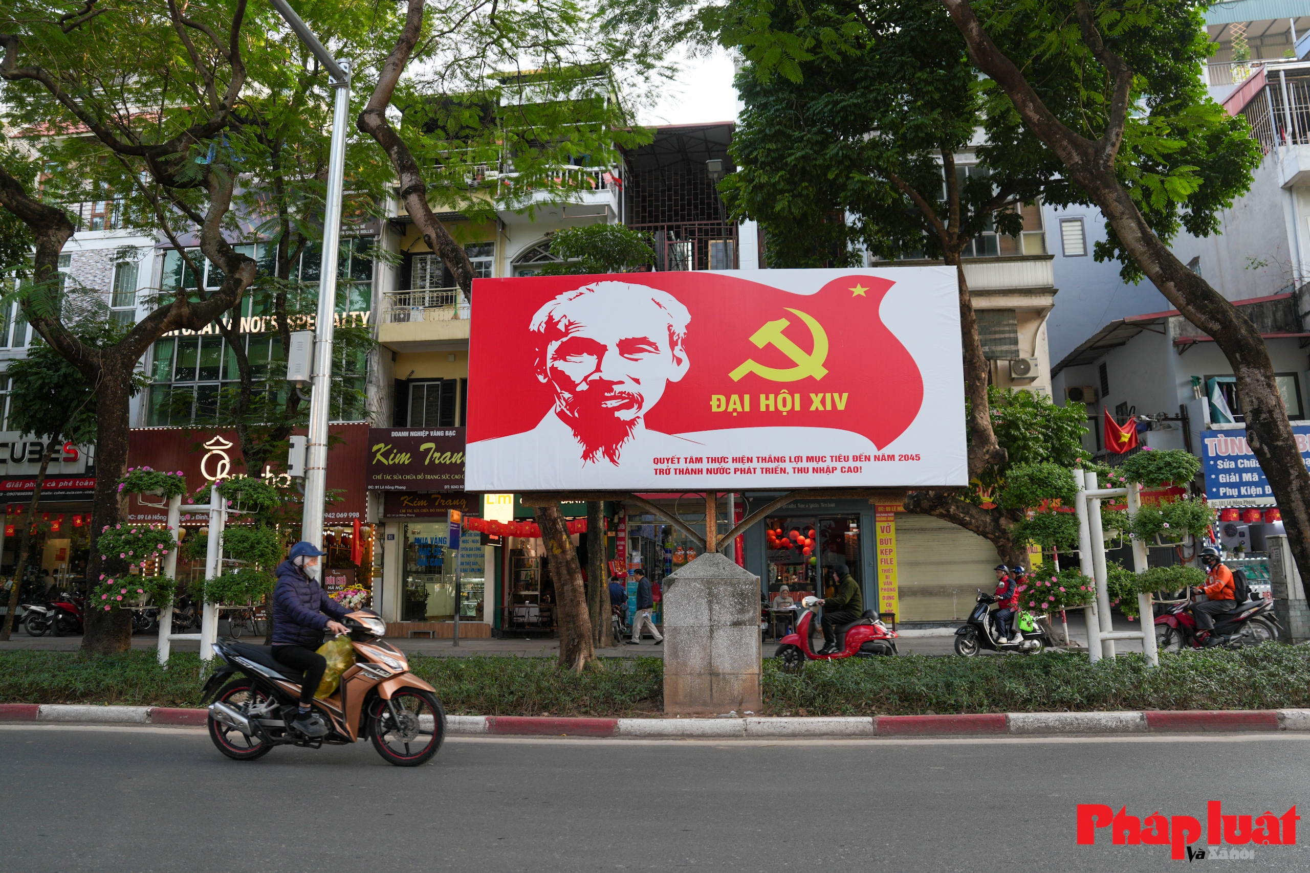 Thủ đô Hà Nội rực rỡ cờ hoa chào mừng Đại hội Đảng toàn quốc lần thứ XIV