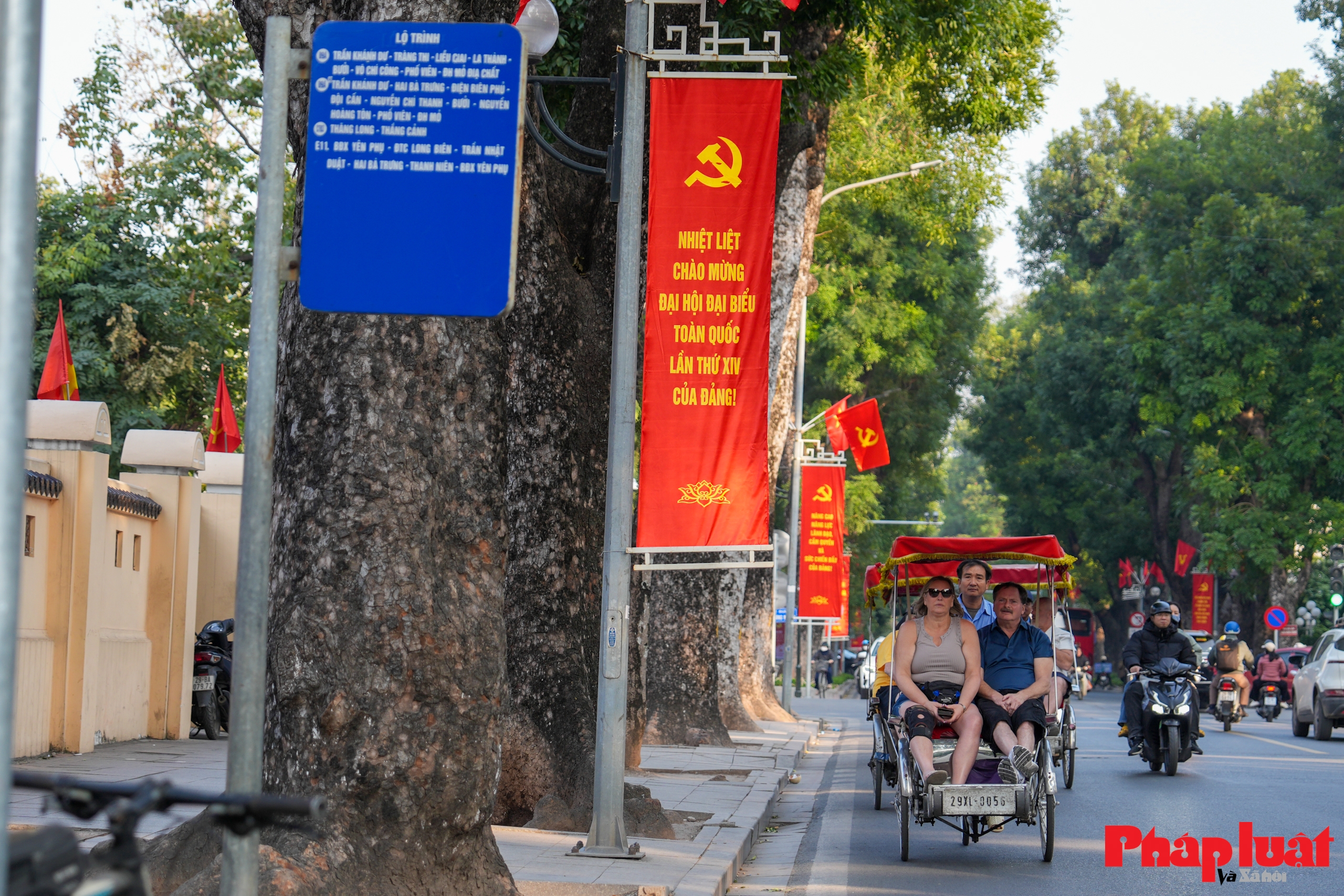 Thủ đô Hà Nội rực rỡ cờ hoa chào mừng Đại hội Đảng toàn quốc lần thứ XIV