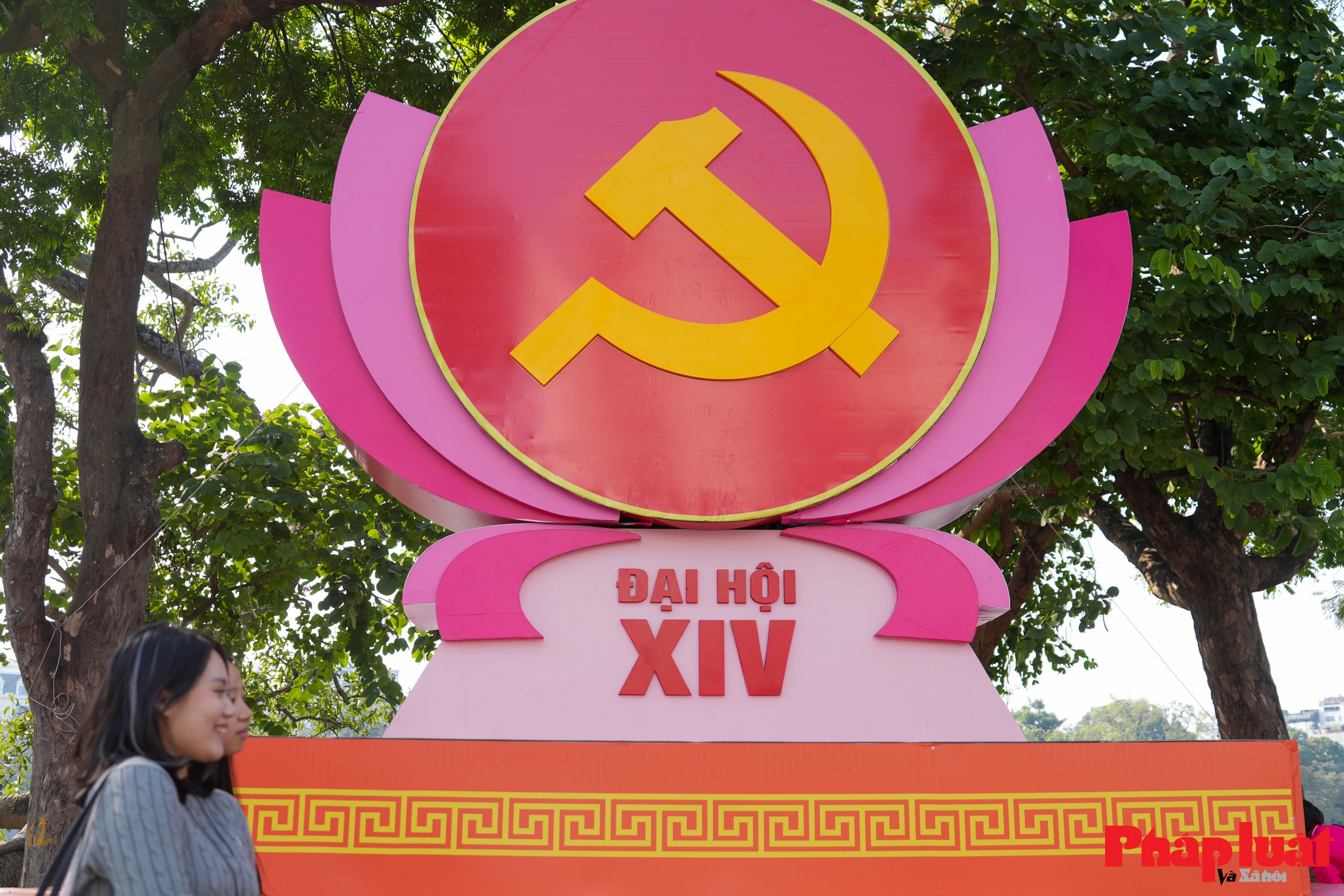 Thủ đô Hà Nội rực rỡ cờ hoa chào mừng Đại hội Đảng toàn quốc lần thứ XIV