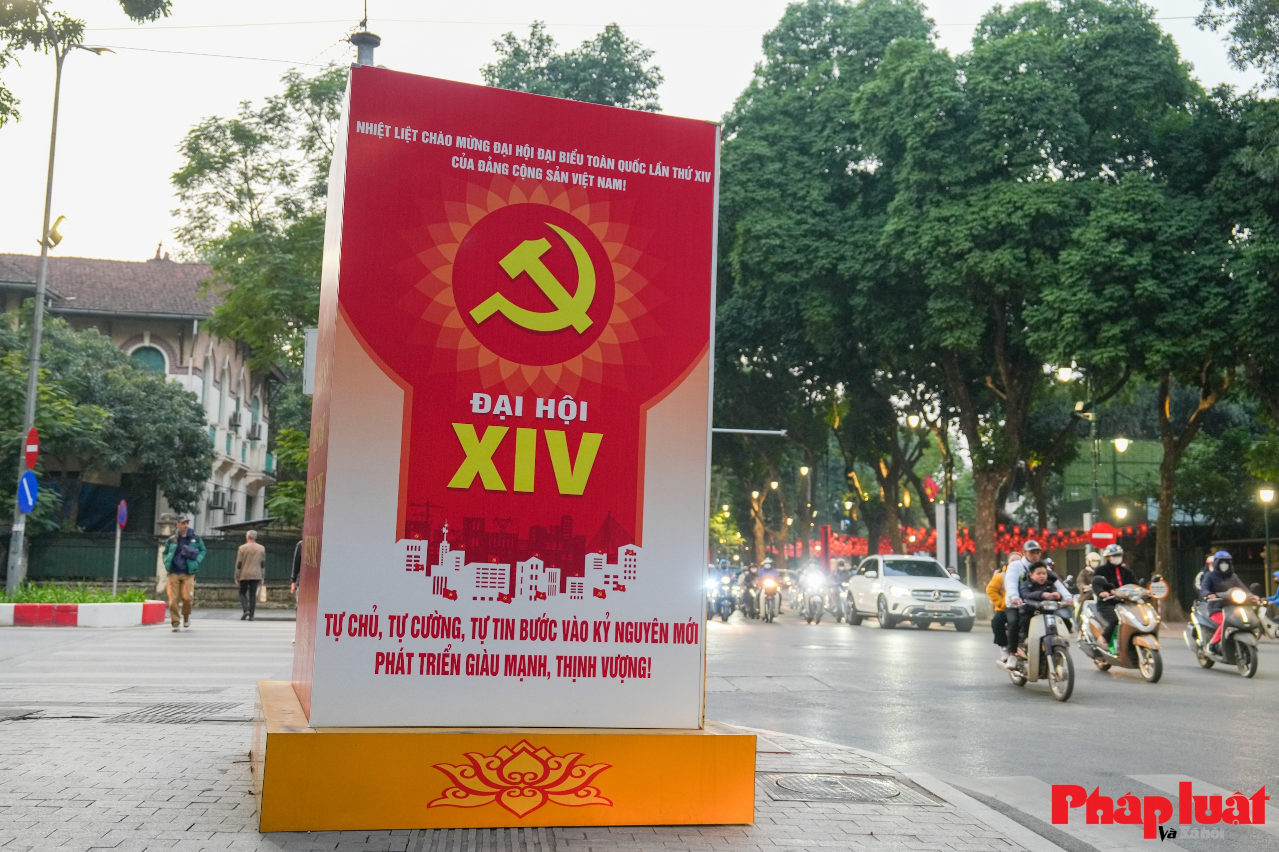 Thủ đô Hà Nội rực rỡ cờ hoa chào mừng Đại hội Đảng toàn quốc lần thứ XIV