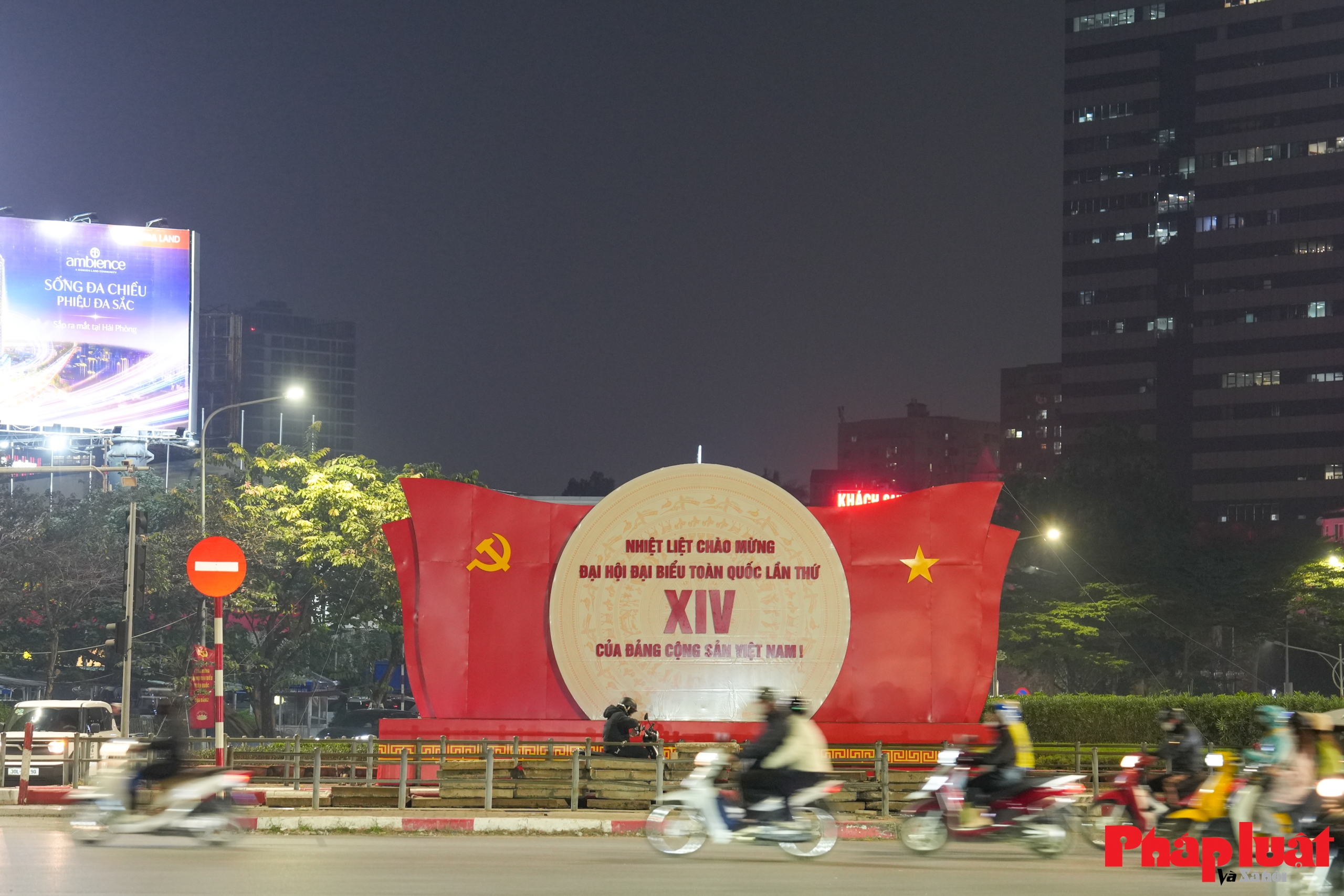 Thủ đô Hà Nội rực rỡ cờ hoa chào mừng Đại hội Đảng toàn quốc lần thứ XIV