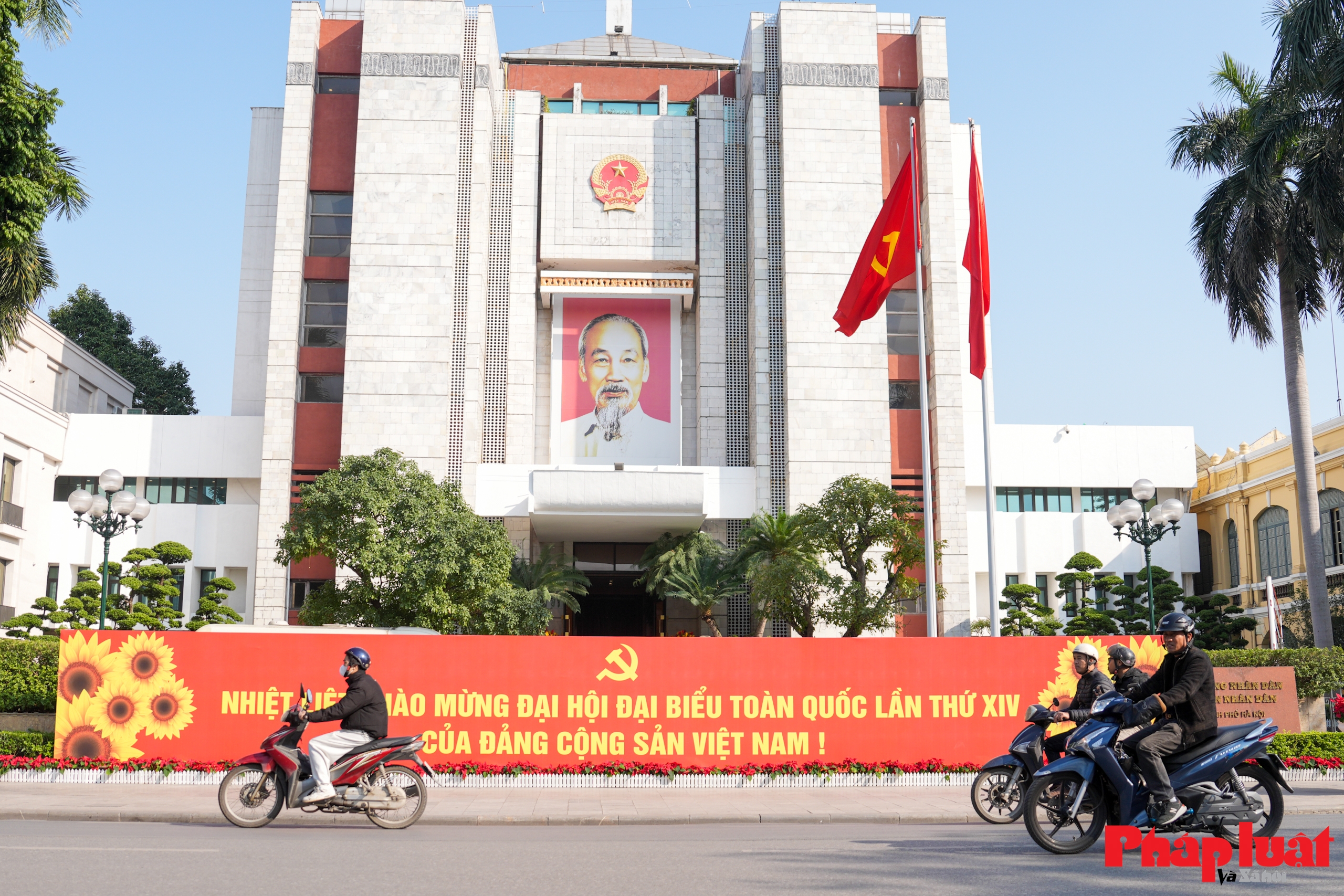 Thủ đô Hà Nội rực rỡ cờ hoa chào mừng Đại hội Đảng toàn quốc lần thứ XIV