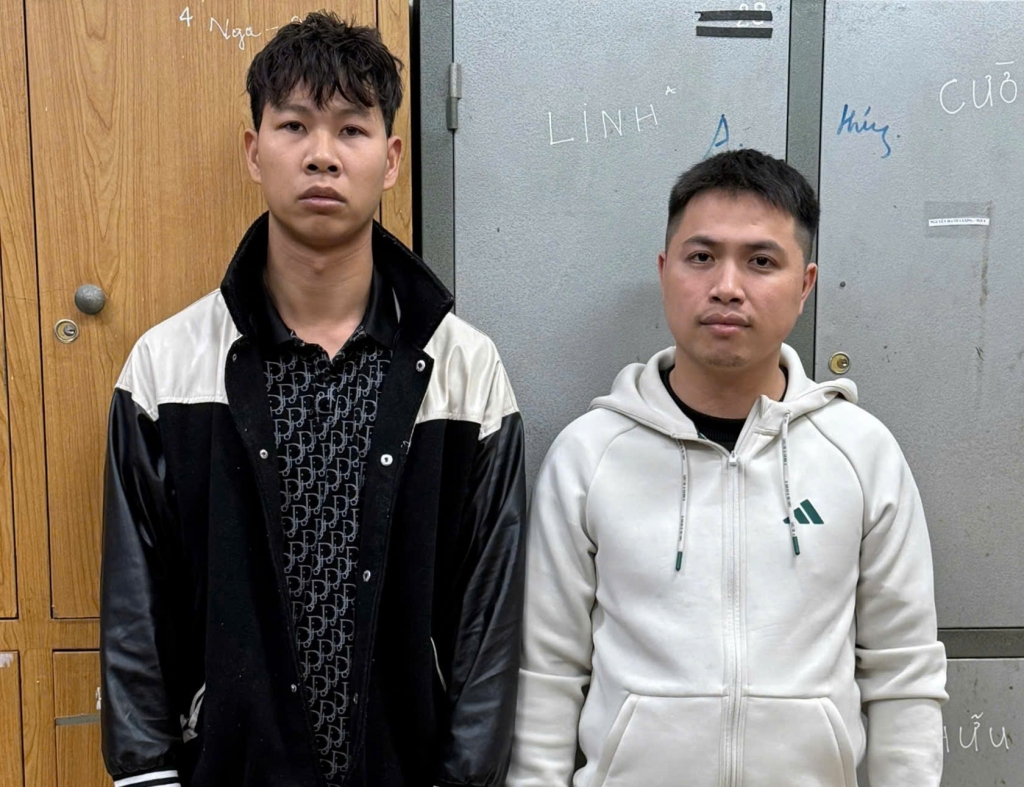 Đối tượng Nguyễn Minh Công (áo trắng) và Vương Duy Hiển. Ảnh: CQCA