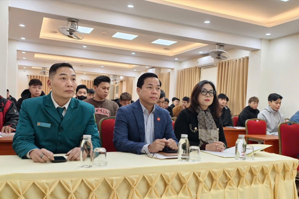 Trung tâm Chính trị phường Hoàn Kiếm bồi dưỡng nhận thức về Đảng cho các tân binh chuẩn bị lên đường nhập ngũ Trung tâm Chính trị phường Hoàn Kiếm bồi dưỡng nhận thức về Đảng cho các tân binh chuẩn bị lên đường nhập ngũ