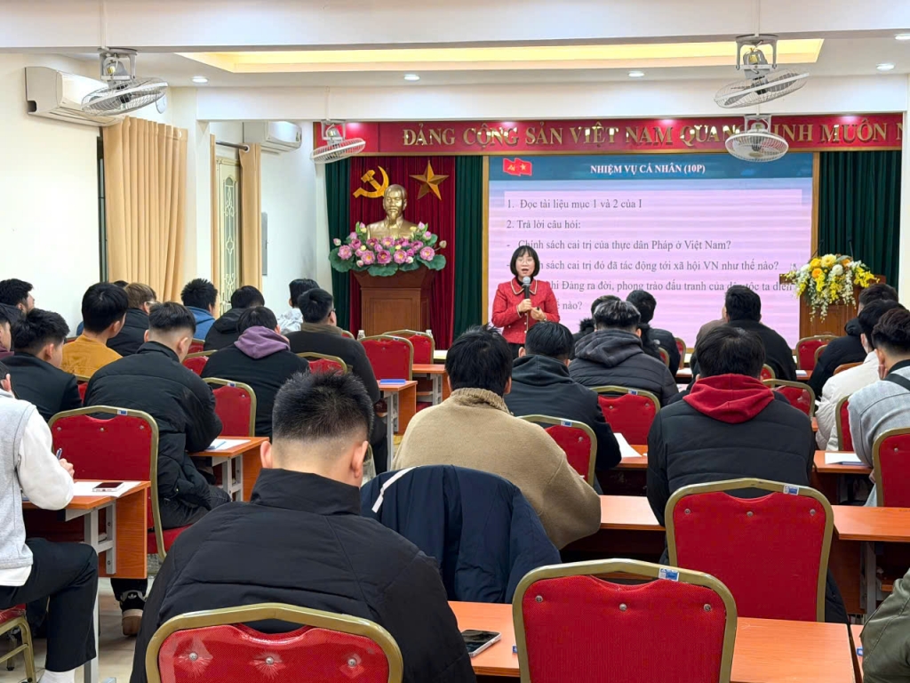 Trung tâm Chính trị phường Hoàn Kiếm bồi dưỡng nhận thức về Đảng cho các tân binh chuẩn bị lên đường nhập ngũ Trung tâm Chính trị phường Hoàn Kiếm bồi dưỡng nhận thức về Đảng cho các tân binh chuẩn bị lên đường nhập ngũ