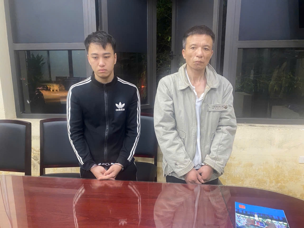 Hai đối tượng tại cơ quan công an. 