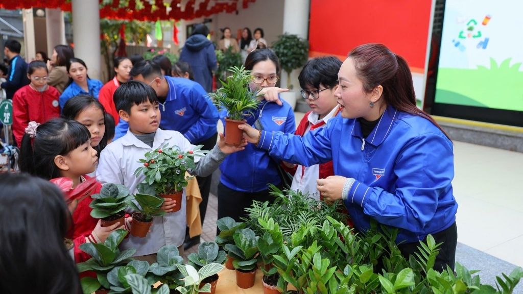 Học sinh Thủ đô hào hứng với Ngày hội “Đổi giấy lấy cây”