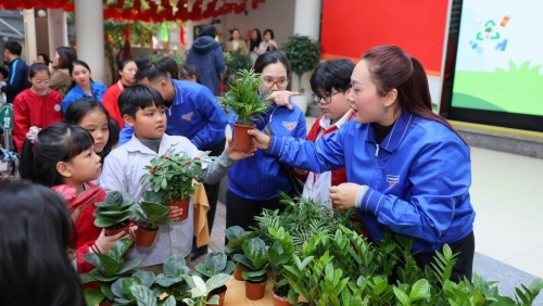 Học sinh Thủ đô hào hứng với Ngày hội “Đổi giấy lấy cây”