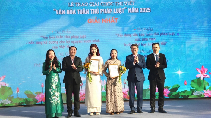 Tác giả đoạt giải xúc động khi nhận được Thư biểu dương của Phó Chủ tịch UBND TP Hà Nội Nguyễn Xuân Lưu