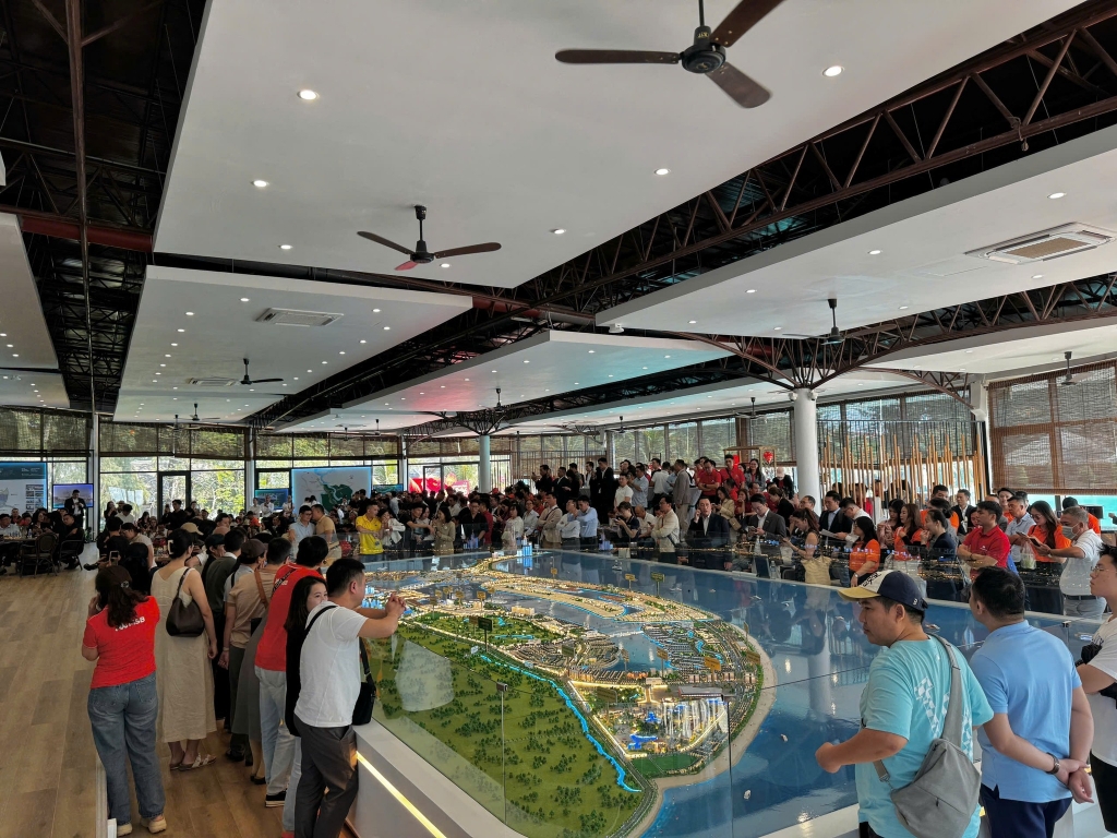 Văn phòng bán hàng dự án Vinhomes Green Paradise đông kín khách, cho thấy sức hút của kênh bất động sản dịp cuối năm 