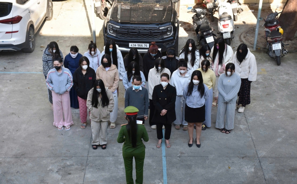 Hơn 40 đối tượng liên quan đến hoạt động mại dâm tại 2 cơ sở được đưa về trụ sở cơ quan Công an làm việc.