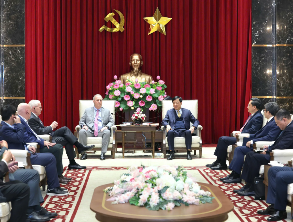 Ủy viên Bộ Chính trị, Bí thư Thành ủy Hà Nội Nguyễn Duy Ngọc tiếp xã giao các đại biểu quốc tế, chuyên gia về dự Hội thảo “Định hình tương lai ngành bán dẫn”.