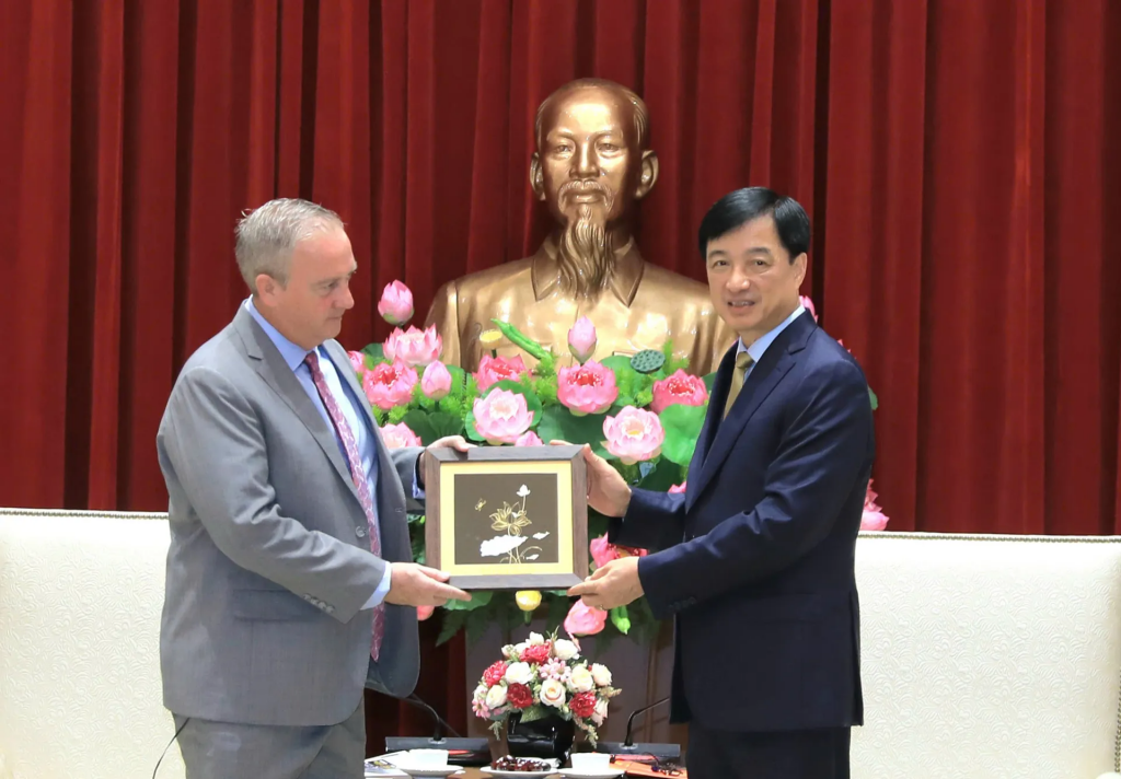 Bí thư Thành ủy Hà Nội Nguyễn Duy Ngọc tặng quà lưu niệm cho đại diện các đại biểu quốc tế, chuyên gia về dự Hội thảo “Định hình tương lai ngành bán dẫn” tại buổi tiếp.