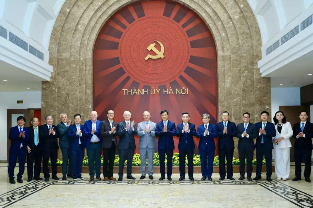 Bí thư Thành ủy Hà Nội Nguyễn Duy Ngọc chụp ảnh lưu niệm với các đại biểu quốc tế, chuyên gia về dự Hội thảo “Định hình tương lai ngành bán dẫn” tại buổi tiếp.