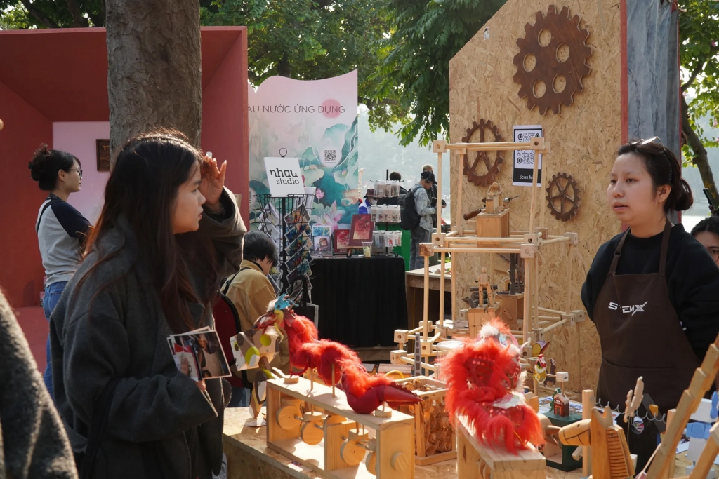 Thông qua các hoạt động trưng bày, kết nối, xúc tiến thương mại, lễ hội tạo điều kiện để các nhà thực hành sáng tạo gặp gỡ trực tiếp các nhà bán lẻ, doanh nghiệp quà tặng. Ảnh PV01