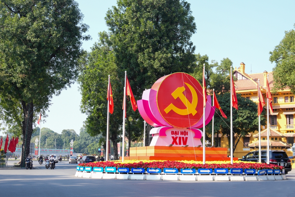 Tại nút giao trọng điểm Điện Biên Phủ - Độc Lập - Chu Văn An, hệ thống cờ Đảng và cờ Tổ quốc được bố trí trang nghiêm trên nền không gian xanh của khu vực Lăng Chủ tịch Hồ Chí Minh