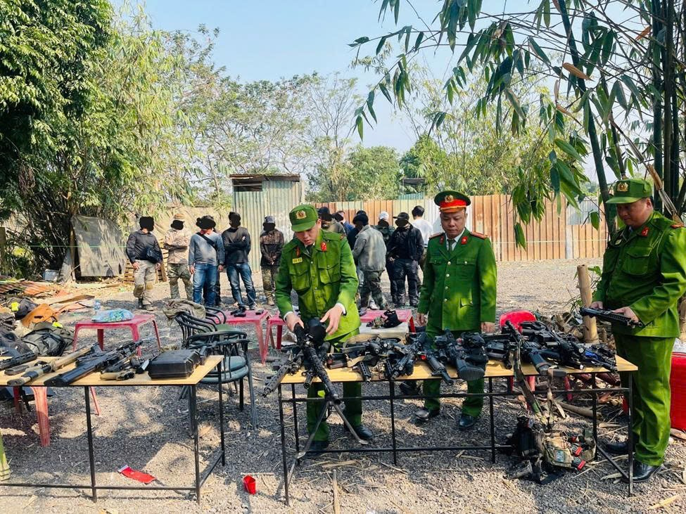 Các đối tượng cùng tang vật của vụ việc. Ảnh: CQCA