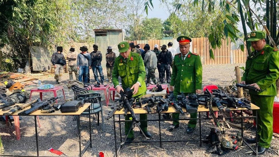 Hà Nội: nhóm thanh niên sử dụng dụng cụ giống súng để chơi “đánh trận giả”