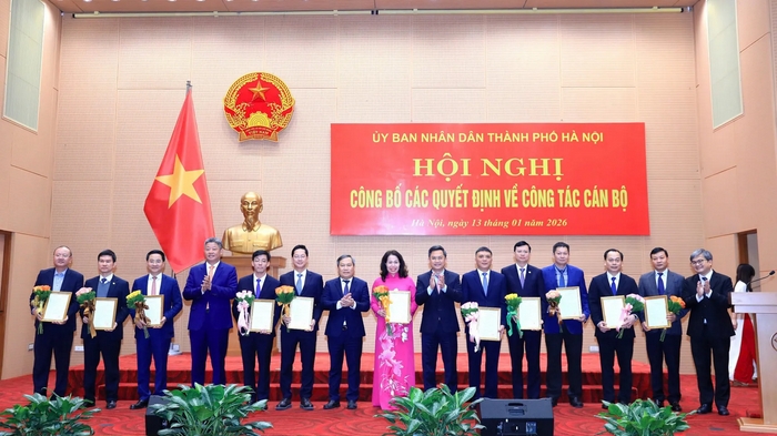 Chủ tịch UBND TP Hà Nội trao quyết định điều động, bổ nhiệm 11 cán bộ chủ chốt các sở, ngành, đơn vị