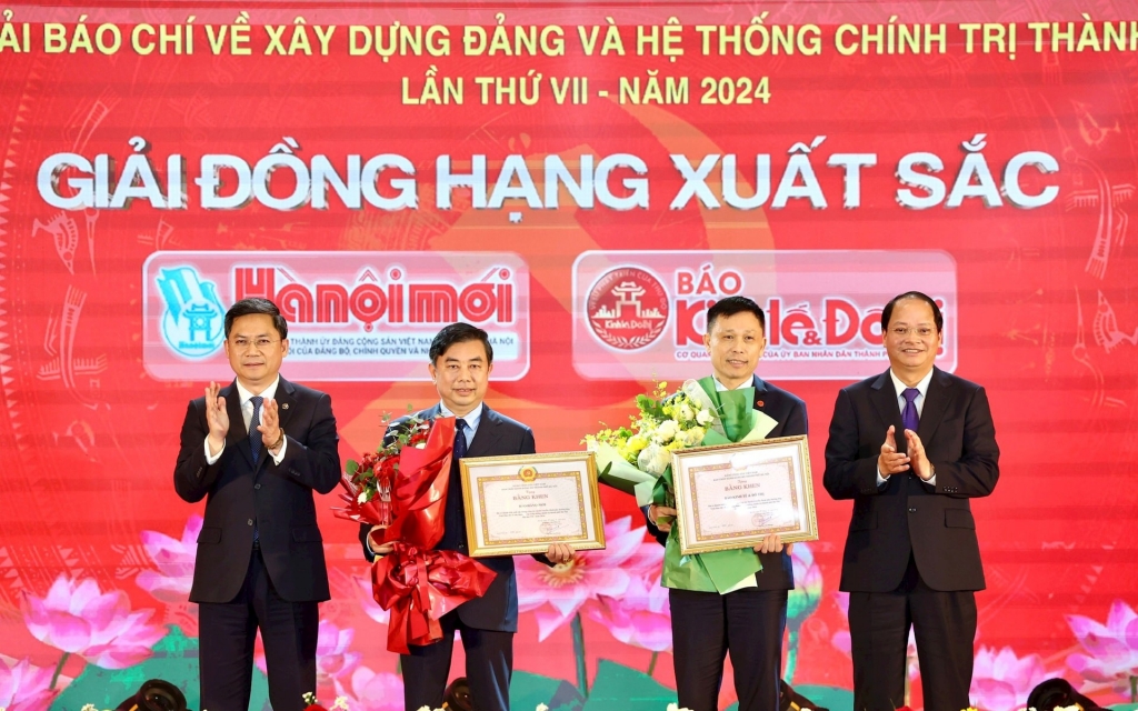 Trưởng ban Tuyên giáo và Dân vận Thành ủy Hà Nội Nguyễn Doãn Toản và Trưởng ban Tổ chức Thành ủy Hà Nội Hà Minh Hải trao Giải đồng hạng xuất sắc cho Báo Hànộimới và Báo Kinh tế & Đô thị.