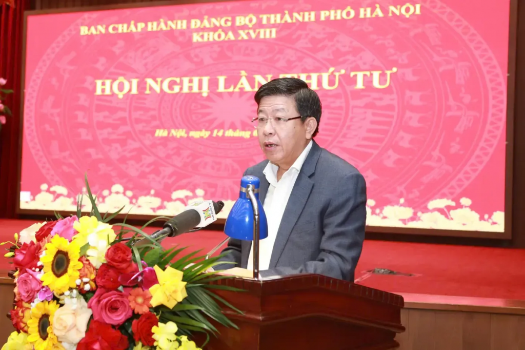 Ủy viên Ban Thường vụ Thành ủy, Phó Chủ tịch Thường trực UBND thành phố Hà Nội Dương Đức Tuấn trình bày báo cáo tại hội nghị