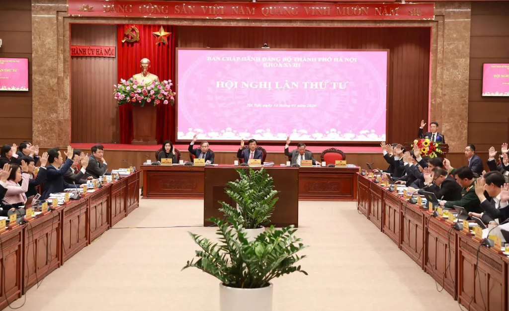 Các đại biểu biểu quyết thông qua chương trình hội nghị.