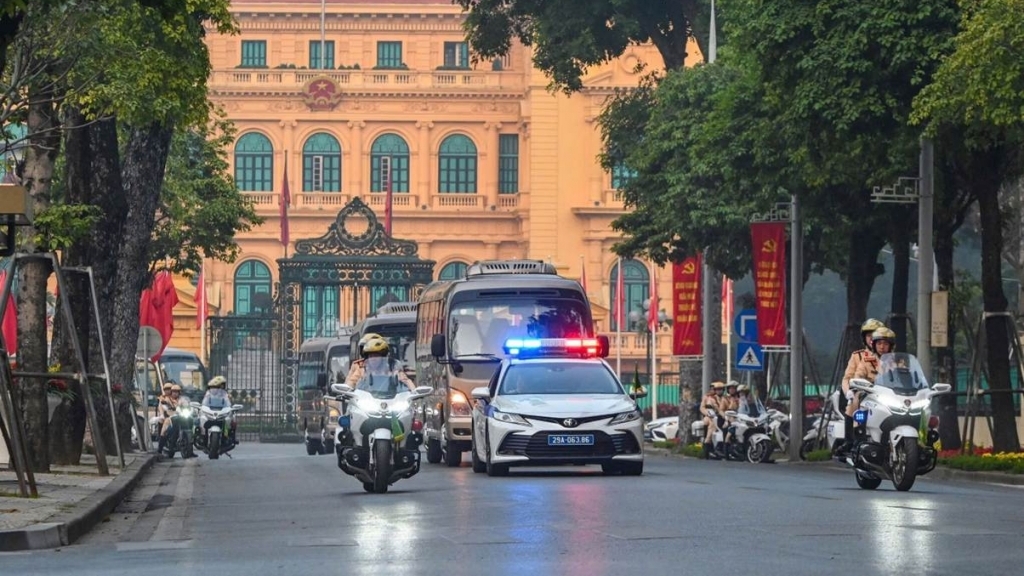 Công an TP Hà Nội diễn tập phương án dẫn đoàn, xếp xe phục vụ Đại hội XIV của Đảng