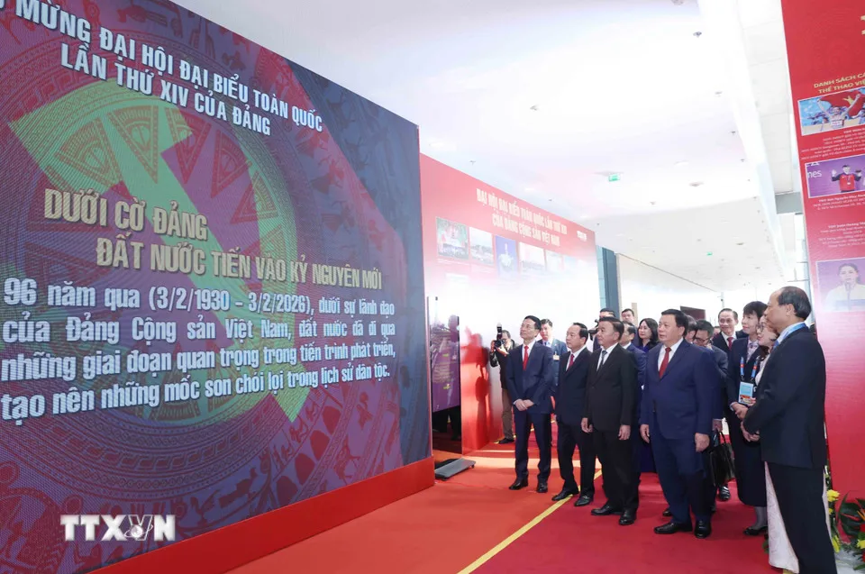 Thường trực Ban Bí thư Trần Cẩm Tú cùng các đại biểu tham quan Trưng bày ảnh “Dưới cờ Đảng - đất nước tiến vào kỷ nguyên mới” do Thông tấn xã Việt Nam thực hiện. Ảnh: Phương Hoa/TTXVN