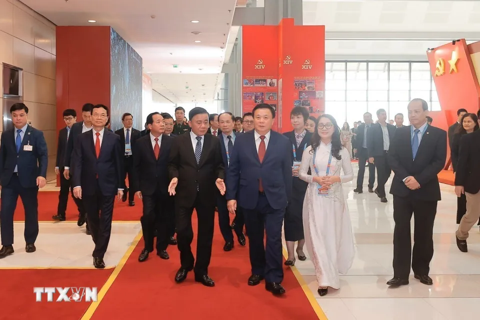 Lãnh đạo Đảng, Nhà nước đến dự họp báo và khai trương Trung tâm Báo chí Đại hội XIV. Ảnh: Minh Quyết/TTXVN