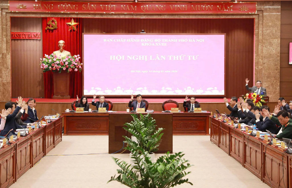 Các đại biểu biểu quyết thông qua Nghị quyết của hội nghị.