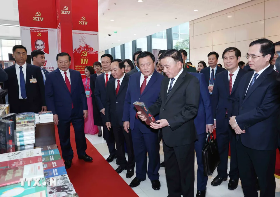 Thường trực Ban Bí thư Trần Cẩm Tú cùng các đại biểu tham quan Khu trưng bày sách, báo phục vụ Đại hội. Ảnh: Phương Hoa/TTXVN