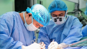 Bé trai 8 tháng tuổi hoại tử bàn tay do tai nạn máy tuốt lúa