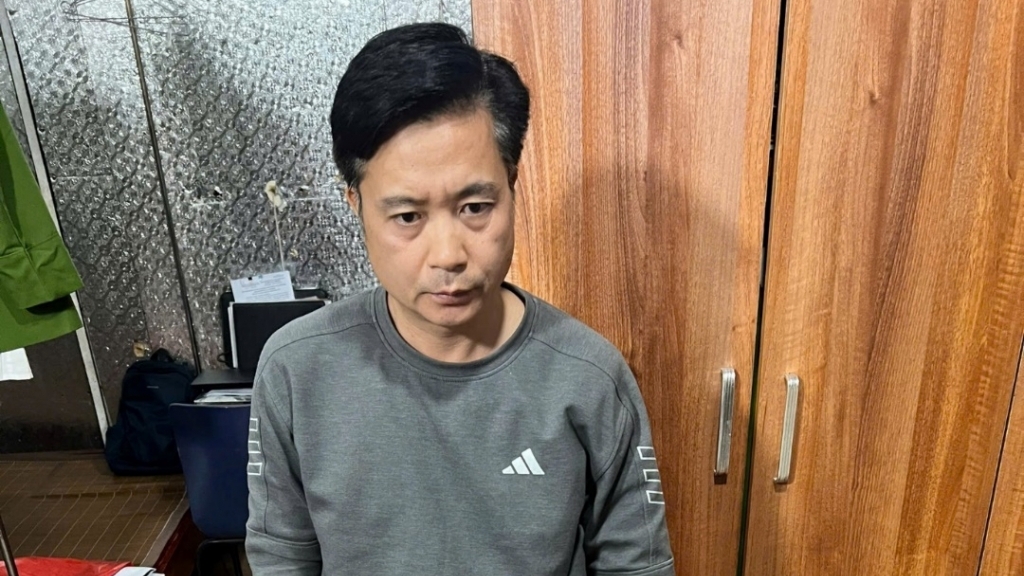 Từ chiếc ô tô đang dừng đỗ có biểu hiệu nghi vấn