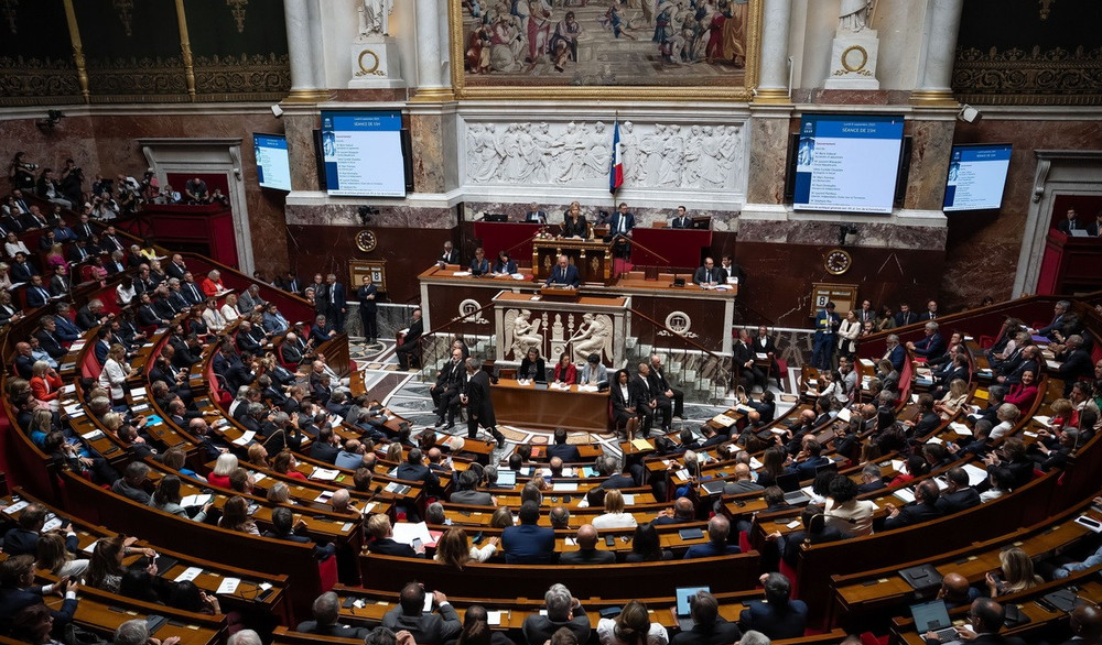 Chính phủ Pháp chính thức vượt qua hai cuộc bỏ phiếu bất tín nhiệm