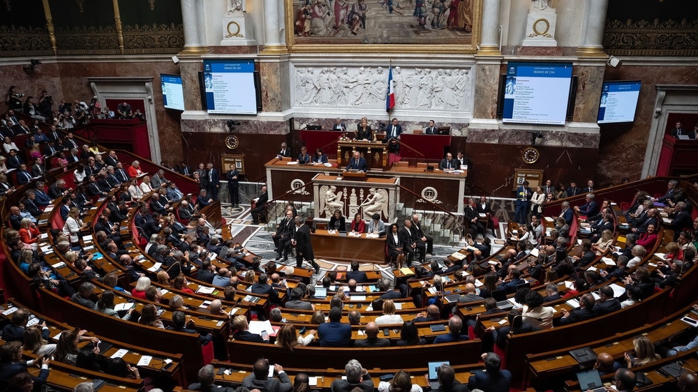 Chính phủ Pháp chính thức vượt qua hai cuộc bỏ phiếu bất tín nhiệm