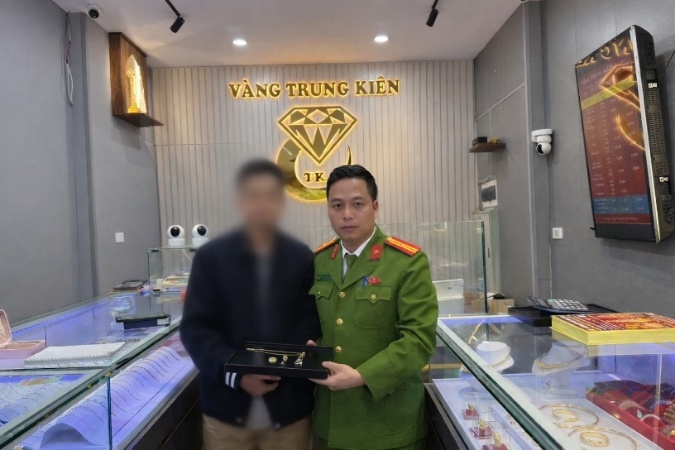 Cán bộ Công an phường kịp thời ngăn chặn nam thanh niên bị lừa đảo