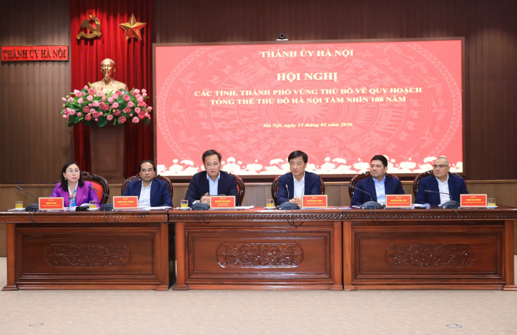 Ủy viên Bộ Chính trị, Bí thư Thành ủy Hà Nội Nguyễn Duy Ngọc cùng các đồng chí lãnh đạo các tỉnh, thành phố Vùng Thủ đô chủ trì hội nghị.