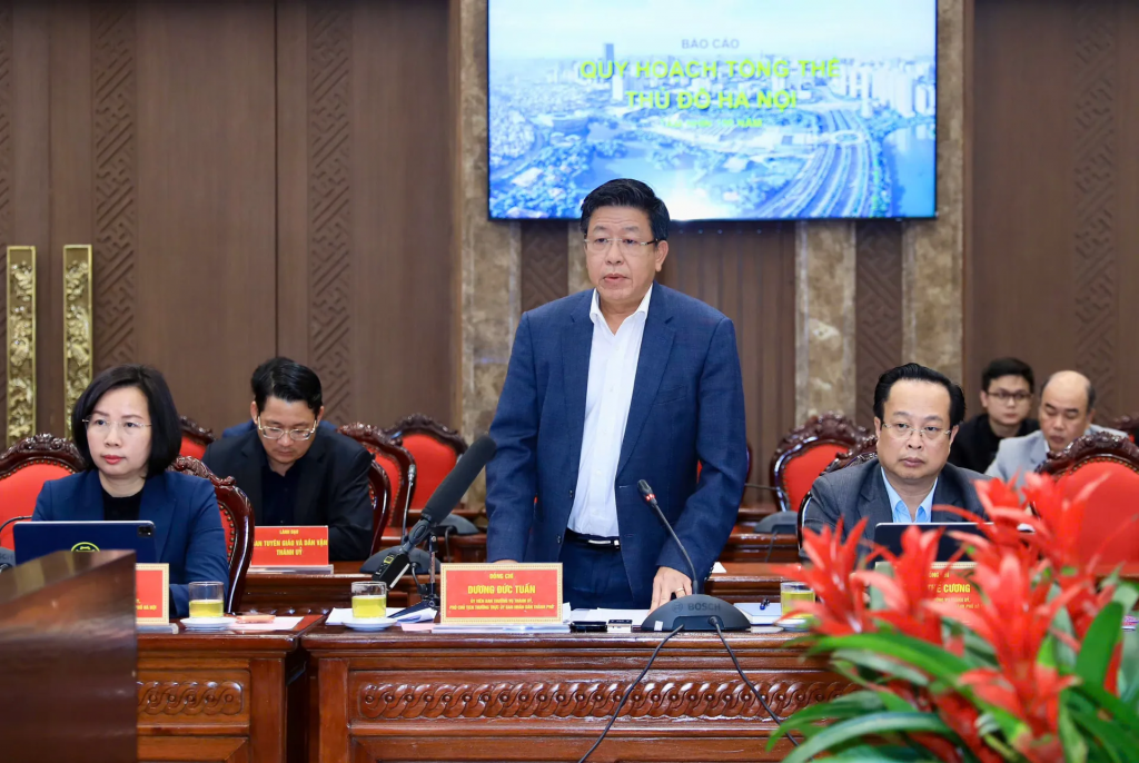 Phó Chủ tịch Thường trực UBND TP Dương Đức Tuấn trao đổi về Quy hoạch tổng thể Thủ đô Hà Nội tầm nhìn 100 năm tại hội nghị.