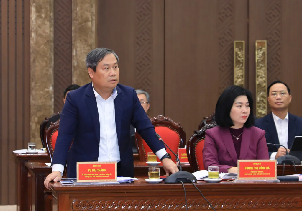 Chủ tịch UBND thành phố Vũ Đại Thắng chủ trì phần thảo luận tại hội nghị.