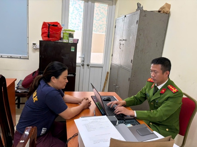 Đối tượng Nguyễn Thị Nết tại trụ sở Công an xã Đan Phượng. Ảnh: CQCA