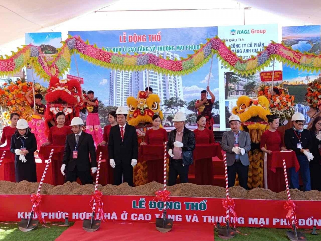 Bầu Đức tặng quà khủng tri ân nhân viên cùng “đồng cam cộng khổ”