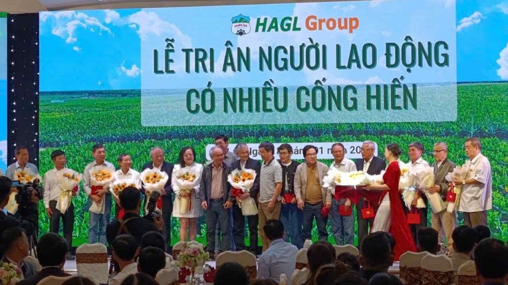 Bầu Đức tặng quà khủng tri ân nhân viên cùng “đồng cam cộng khổ”