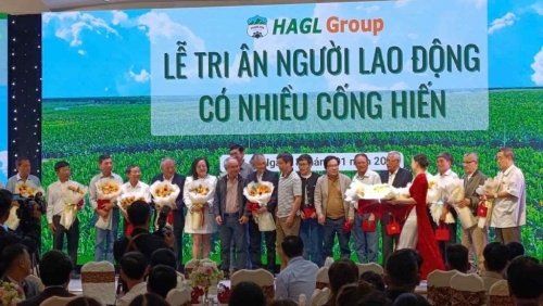 Bầu Đức tặng quà khủng tri ân nhân viên cùng “đồng cam cộng khổ”