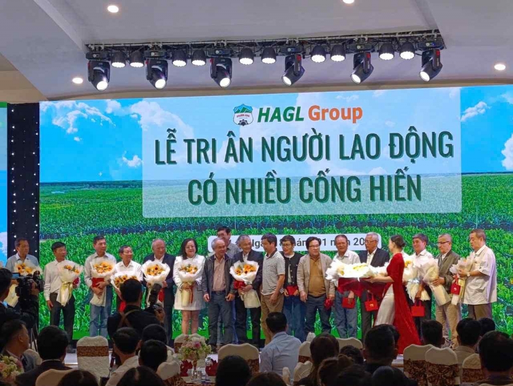 Bầu Đức tặng quà khủng tri ân nhân viên cùng “đồng cam cộng khổ”